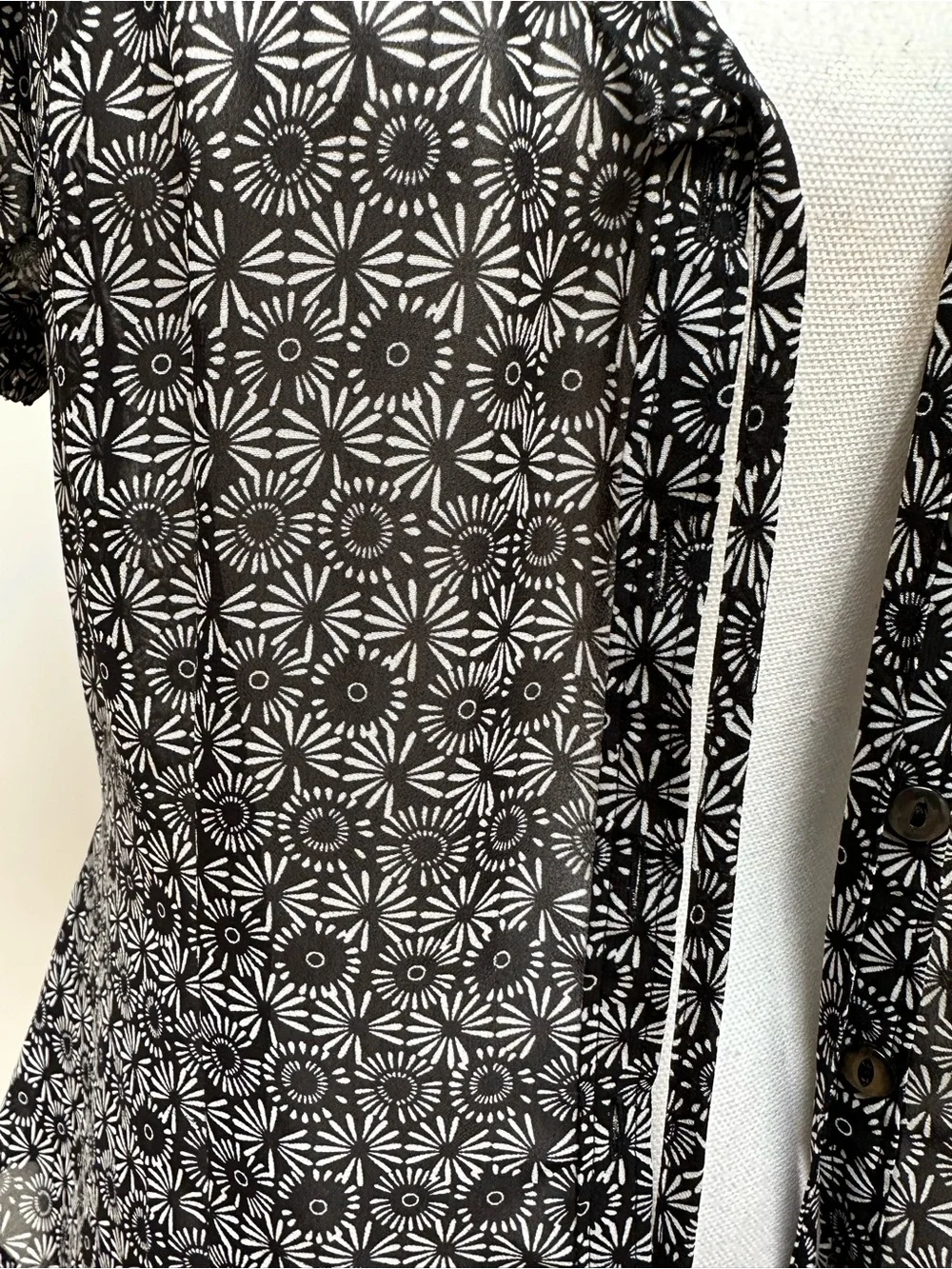 LOFT Ann Taylor Black & White Sunburst‎ Floral Sheer Ruffle Blouse - Size 2